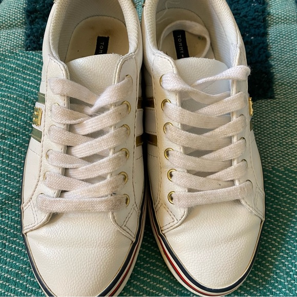 Tommy Hilfiger White and Gold Sneakers | Size 6 - Picture 4 of 8